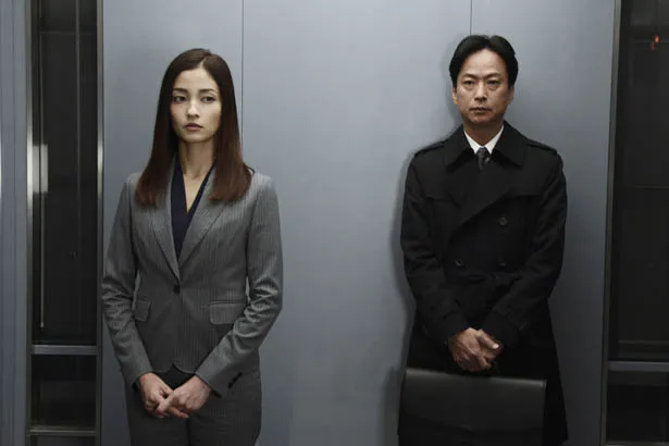 椎名演じる古賀を追う捜査二課の刑事・小堀弓子役に黒木メイサ。椎名とは映像作品での共演は初
