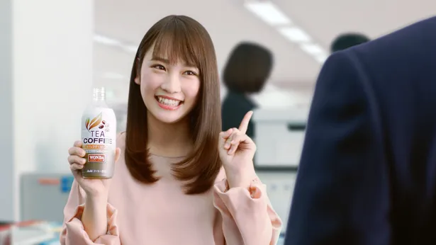 アサヒ飲料「ワンダ TEA COFFEE」新CMのカット写真。川栄李奈が新商品の魅力を語る