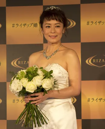 佐藤仁美、驚異のウエスト-20.5cm! “美くびれ”ゲットで「私も女優だった」