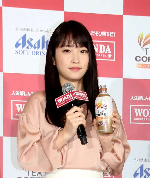 川栄は「コーヒーが苦手な私でもごくごく飲めちゃう、おいしくて甘くて、すっきりしていて、皆さんにも飲んでほしいなって思います」と新商品をPR