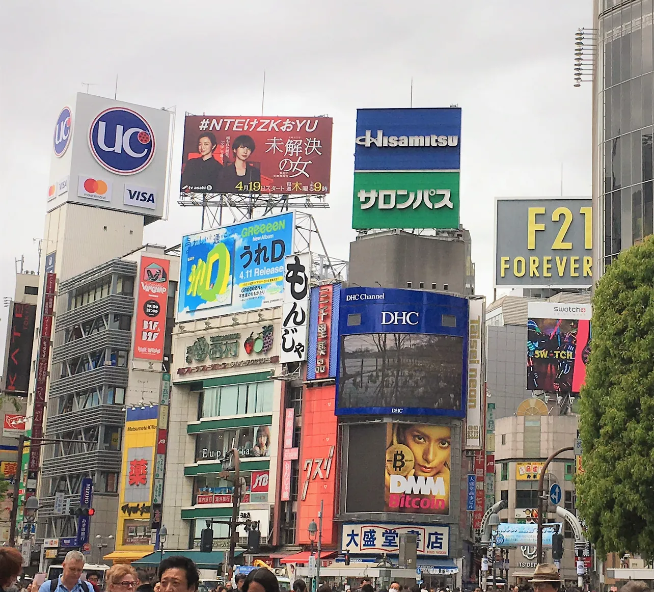 東京・渋谷のスクランブル交差点に謎の広告が登場！