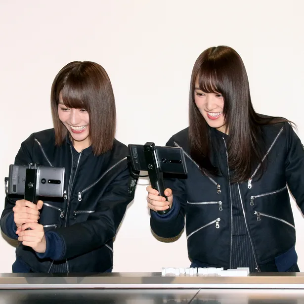 【写真を見る】菅井友香と土生瑞穂は5Gデモンストレーション体験で笑顔を見せる