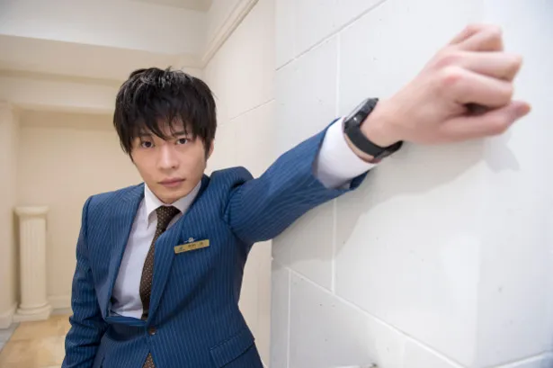 【写真を見る】スーツ姿で決める田中圭の壁ドン気分が味わえる!?　胸キュンショットも公開！