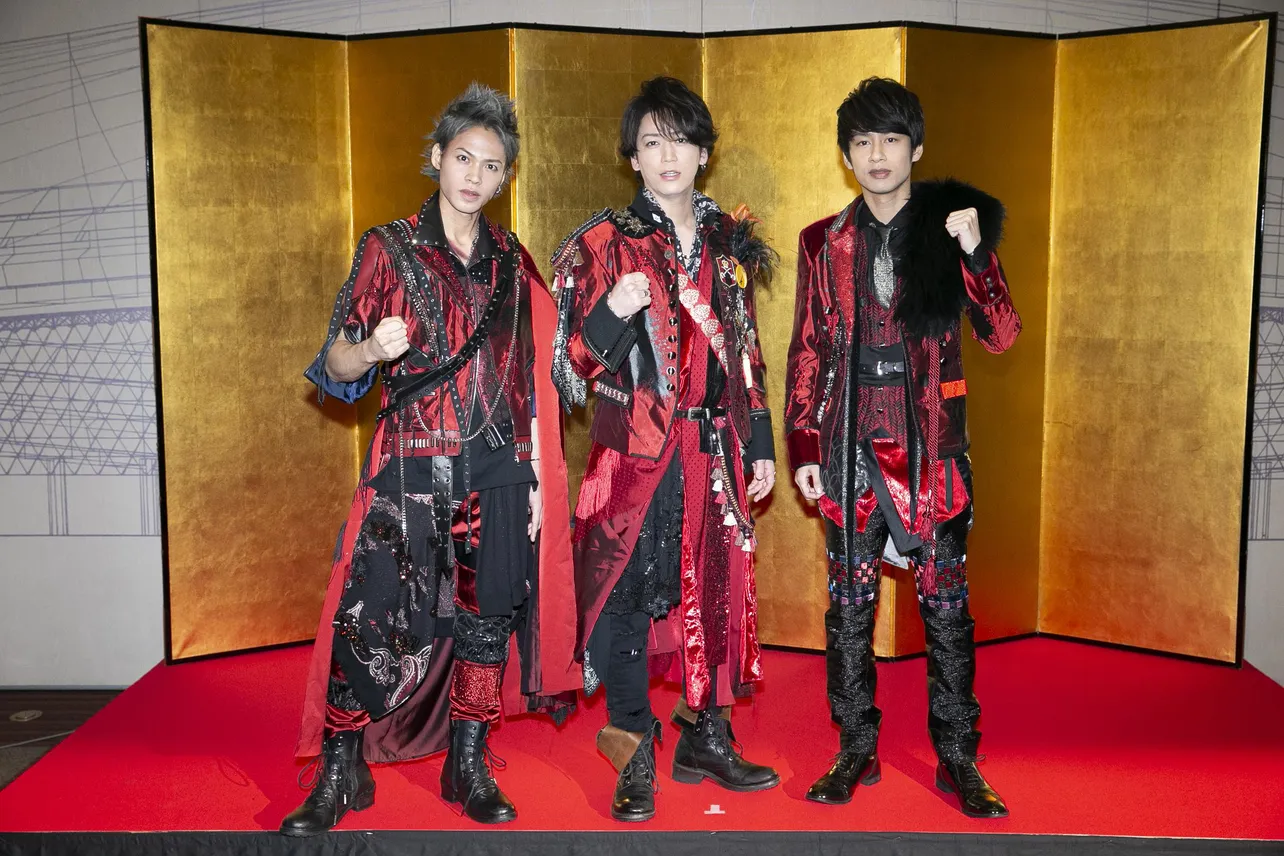 KAT-TUNの3人が、ガッツポーズで公演への意気込みを