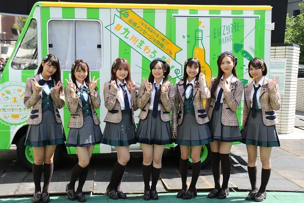 【写真を見る】HKT48メンバーは九州一周を共にした“フレッシュワゴン”と登場