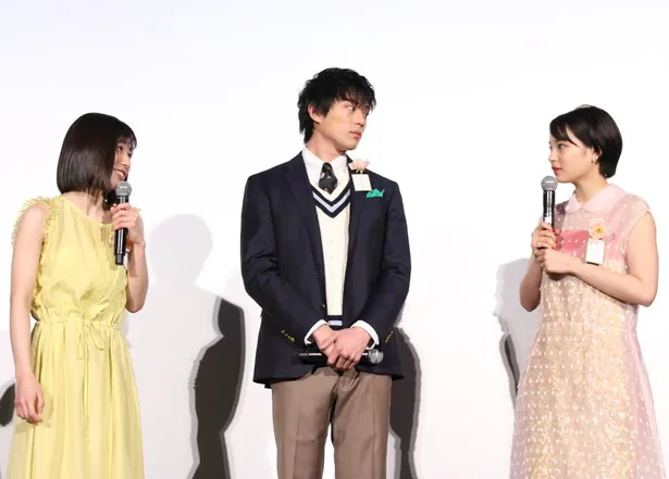 新田真剣佑(写真中央)と広瀬すずが共演した映画「ちはやふる－結び－」は現在公開中。写真左は松岡茉優