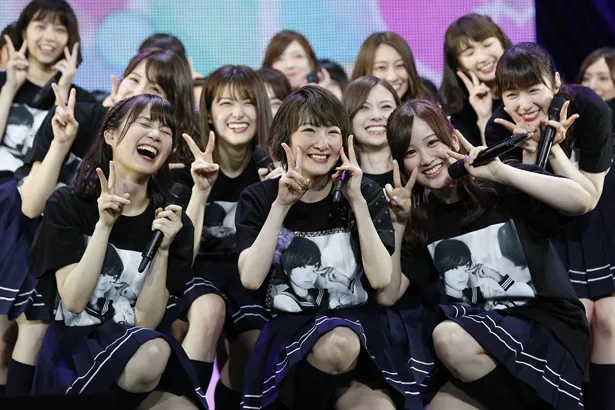 生駒里奈(中央)の卒業をメンバーは笑顔で祝福