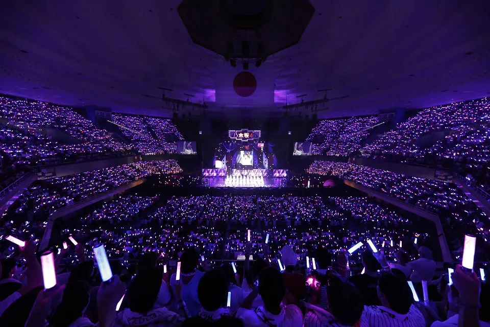 この日の会場は生駒の応援カラーである“青×紫”のペンライトで彩られた
