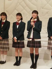 大友花恋「彩良サマ。かっこよすぎる」“イケメン様”にメロメロ密着ショット