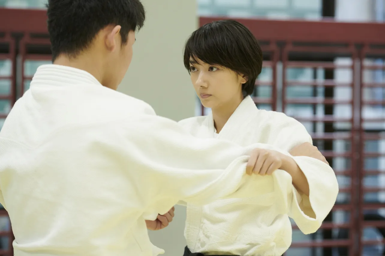 【写真を見る】波瑠が華麗な投げ技を披露！  代役なしの体当たり演技に撮影陣もびっくり！