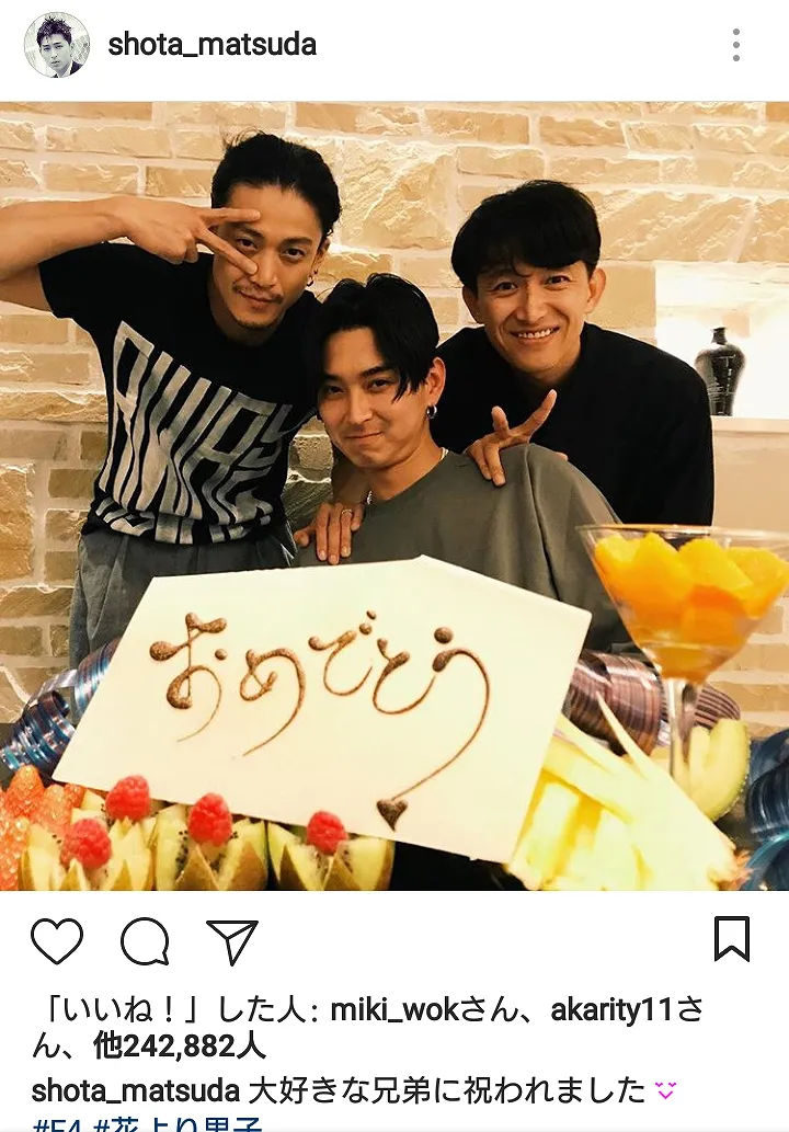 【写真を見る】撮影＝松本潤！ 松田翔太を囲み小栗旬＆阿部力の最強“F4”集結ショット