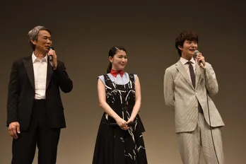 「素顔で来られても誰か分からない!」鉄拳の訪問に岡田将生から鋭いツッこみ 映画『家族のはなし』舞台あいさつ