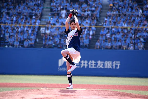 吉川七瀬は千葉ロッテ・有吉優樹投手の教えを守り、足を高く上げたフォームを披露