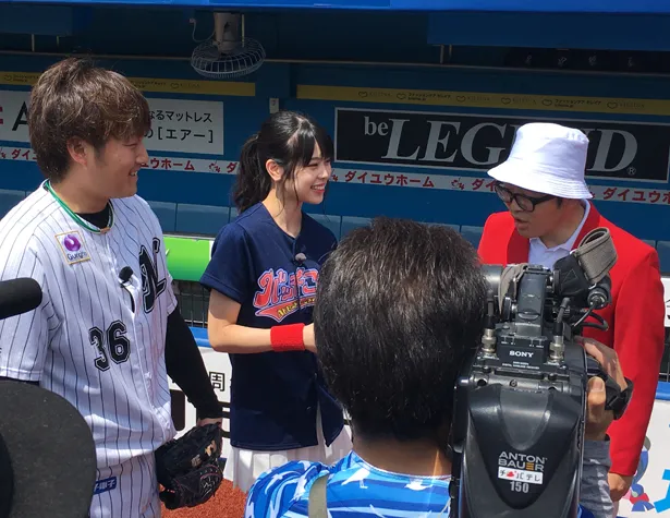 【写真を見る】千葉ロッテ・有吉優樹投手は吉川七瀬に「腕を高く上げて投げると格好良い」とアドバイス