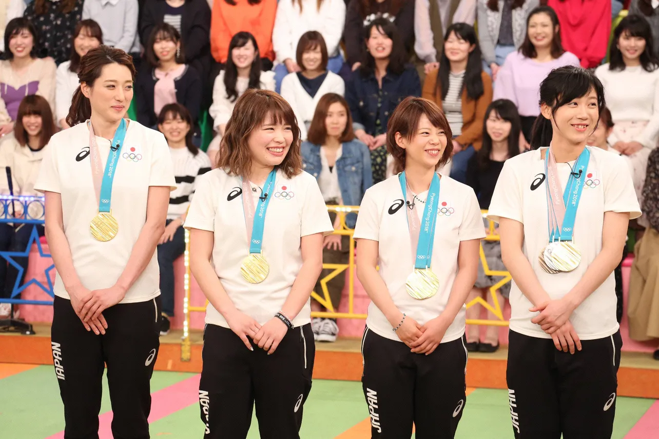 日本女子チームパシュートの菊地彩花選手、佐藤綾乃選手、高木菜那選手、高木美帆選手(写真左から)