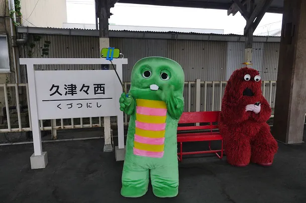 【写真を見る】慰安旅行中のガチャピンとムック。ガチャピンは“自撮り”に夢中!?