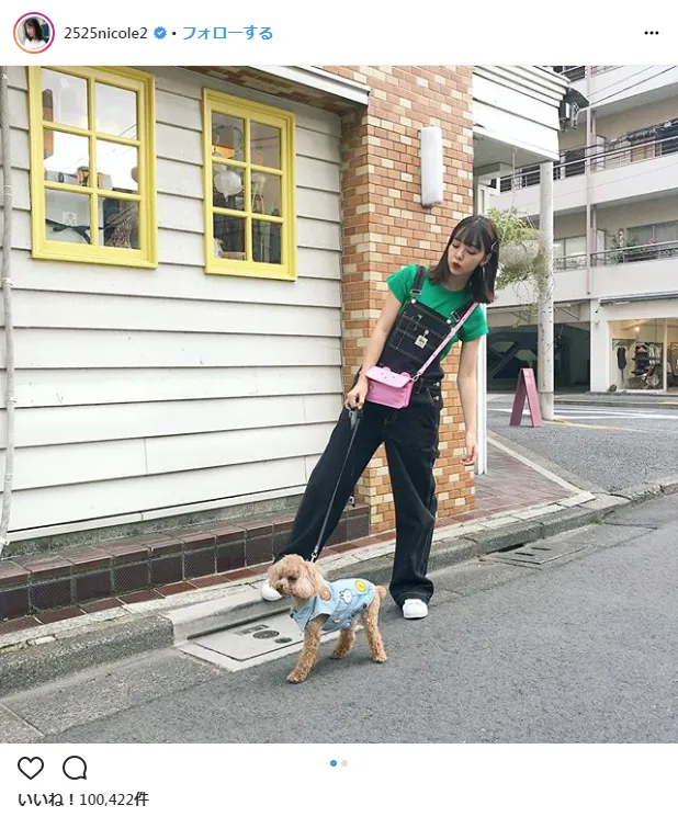 【写真を見る】愛犬とお散歩中の藤田ニコル