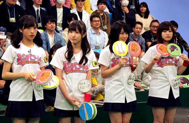 【写真を見る】岡部麟、本田仁美、小栗有以、佐藤栞(写真左から)が「―野球用具で匿名トーク！」に挑むが…
