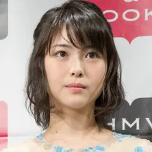 浜辺美波＆中村倫也の凸凹コンビに「かわいすぎ、癒される！」の声＜崖っぷちホテル！＞