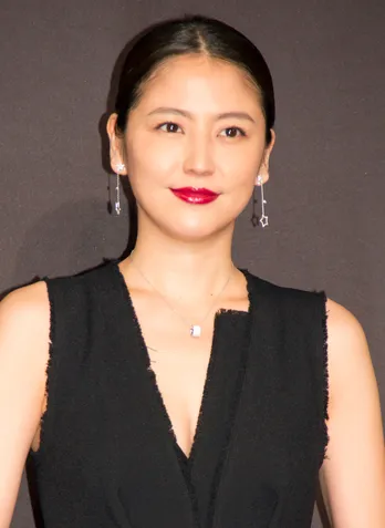 長澤まさみの“ださカワ”Tシャツに「じわじわ来る」と大反響!<コンフィデンスマンJP>