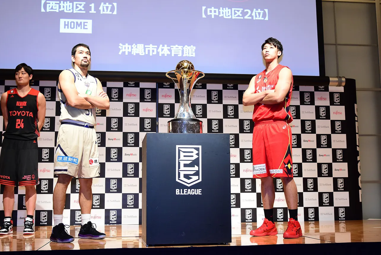 クォーターファイナルで対戦する(左から)琉球ゴールデンキングス・古川孝敏選手と名古屋ダイヤモンドドルフィンズ・張本天傑選手
