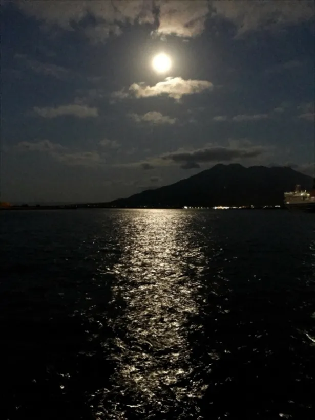 吉之助と月照が身を投げた、夜の錦江湾に浮かぶ満月が美しい。鈴木が公式ブログで公開した。