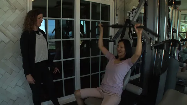 【写真を見る】ロサンゼルスにある豪邸で筋力トレーニングをする広瀬香美