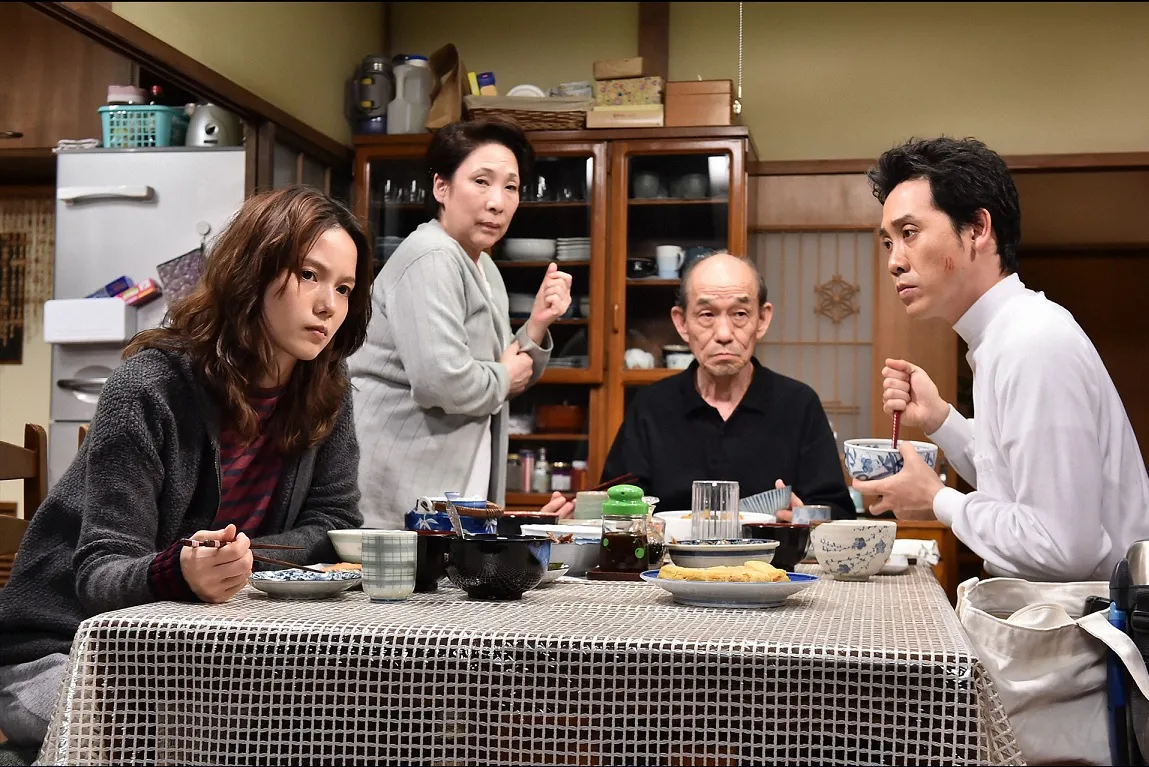 家族を演じる宮崎あおい、波乃久里子、笹野高史、大泉洋(写真左から)