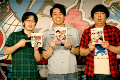 DVD「バナナ炎」の公開番組収録イベントに登場した鈴木拓、設楽統、日村勇紀（左から）