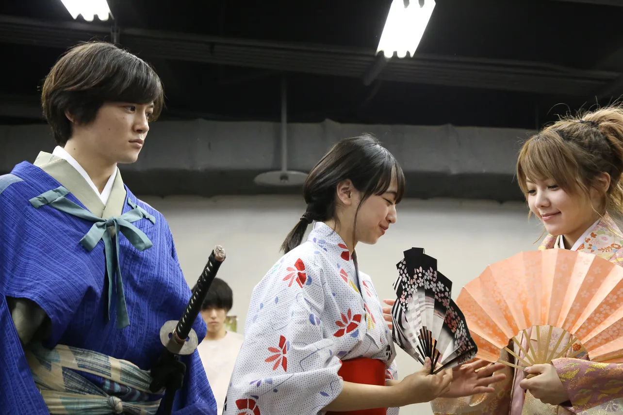 浅井長政役の小西成弥(左)と娘の茶々を演じる野口真緒とのワンシーン