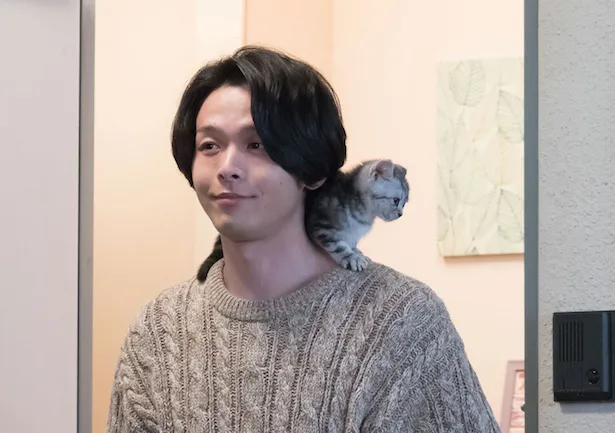 【写真を見る】中村倫也と“肩乗りネコ”が似ている…!? かわいすぎると大反響！