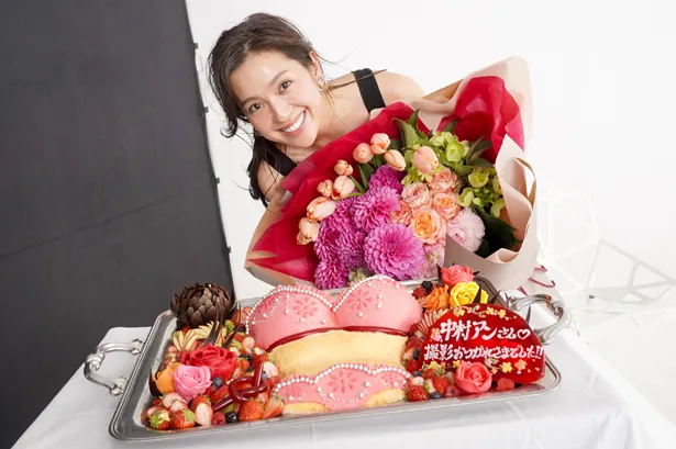 中村アンはサプライズで贈られた「ミラクルブラケーキ」を前に笑顔を見せる
