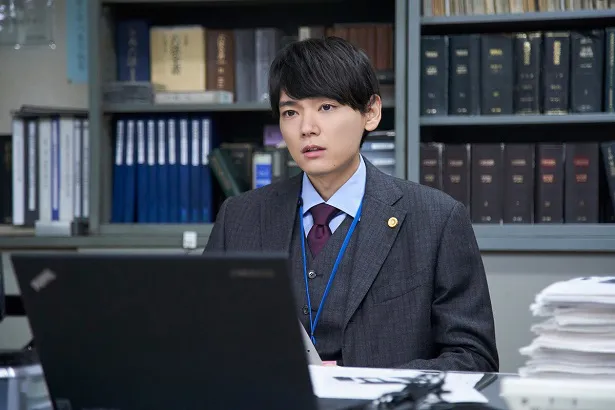 「連続ドラマW　6 0  誤判対策室」で若手弁護士・世良を演じる古川雄輝