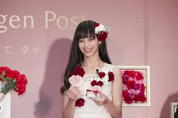 中条あやみ、ステージ上でハーゲンダッツをペロリ