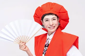 久本雅美、ことし60歳でひと足早く還暦祝い！　“赤いちゃんちゃんこ”姿を披露