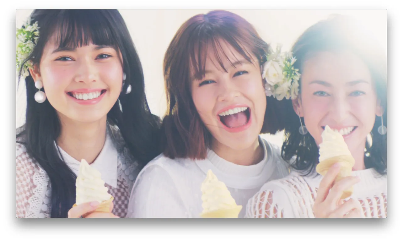 CMに出演中の松岡花佳、emma、アリス(写真左から)