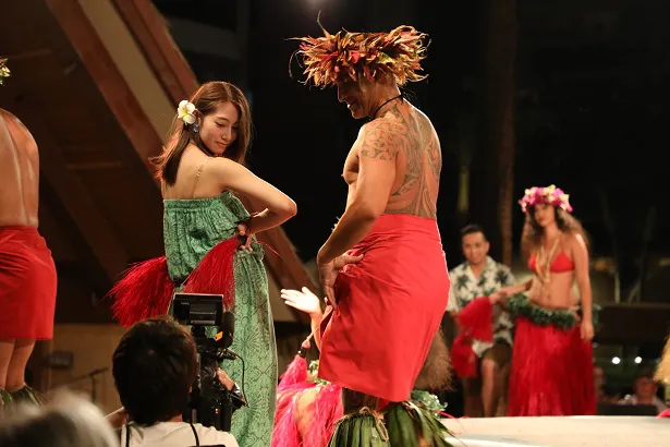 【写真を見る】桜井玲香がハワイアンショーでフラダンス体験！しっとりと踊り上げる♪