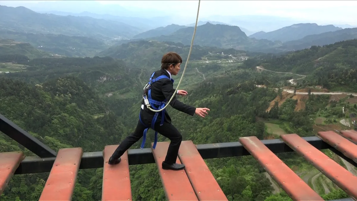 【写真を見る】高所恐怖症の濱口は、高さ300mの恐怖体験に絶叫!?