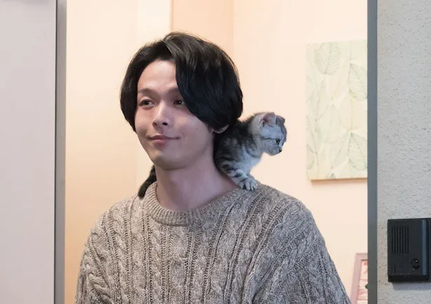 【写真を見る】佐藤健のおなかに乗ってきたかわいい子は、“ミレーヌ”こと正人(中村倫也)の飼うネコちゃん