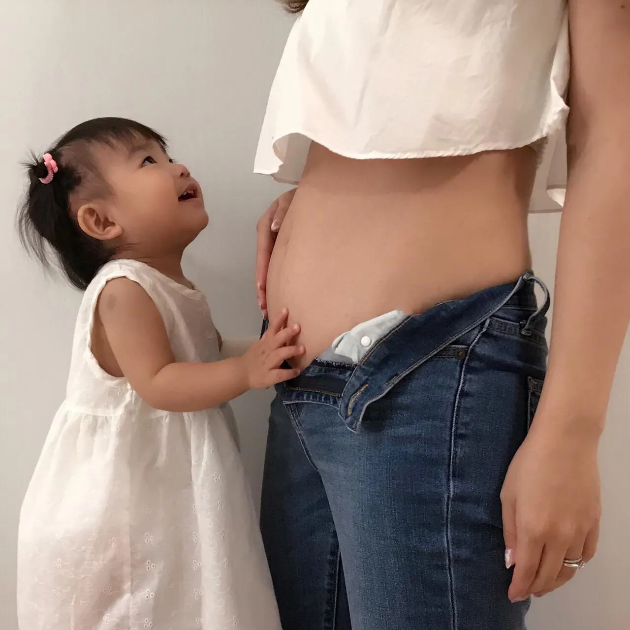 【写真を見る】大きくなったお腹を1歳の長女がなでる写真も公開