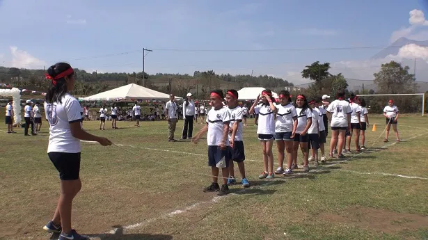 【写真を見る】日本人の大縄跳びの動画を見て練習に励むグアテマラの子供たち
