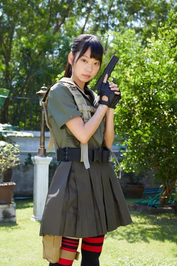 青山ひかる、勇ましい姿を披露「かくまってあげる」