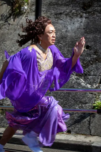 謎の新人歌手・島茂子が「全力坂」で47歳の最年長ランナーに!