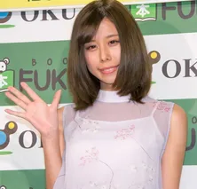 有村藍里、“鼻の下に線”の仰天メーク術「妹架純に似るから」
