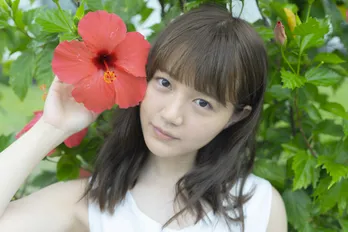 サーバル役で話題の美少女声優・尾崎由香「いろんな私がギュッと詰まった」初写真集を発売！