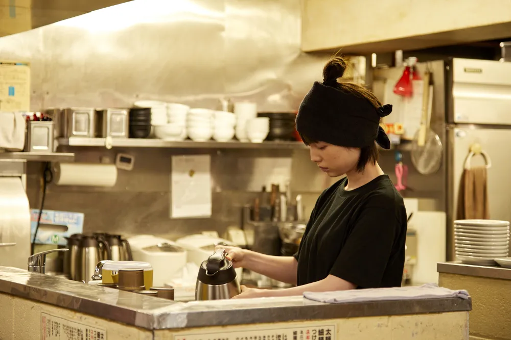【写真を見る】ラーメン店の店員を演じる弘中アナの演技に、監督も大絶賛!?