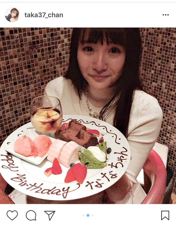 「Happy Birthday ななちゃん」と書かれたプレートを手に、涙を目にためながら笑顔を見せる浅川梨奈