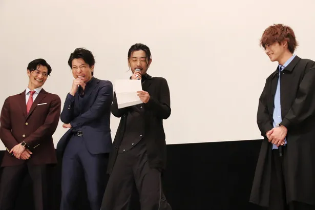 【写真を見る】「駄目だったら二人で殴ろう」。撮影での裏話を明かす谷口に笑う俊藤光利(左から2番目)