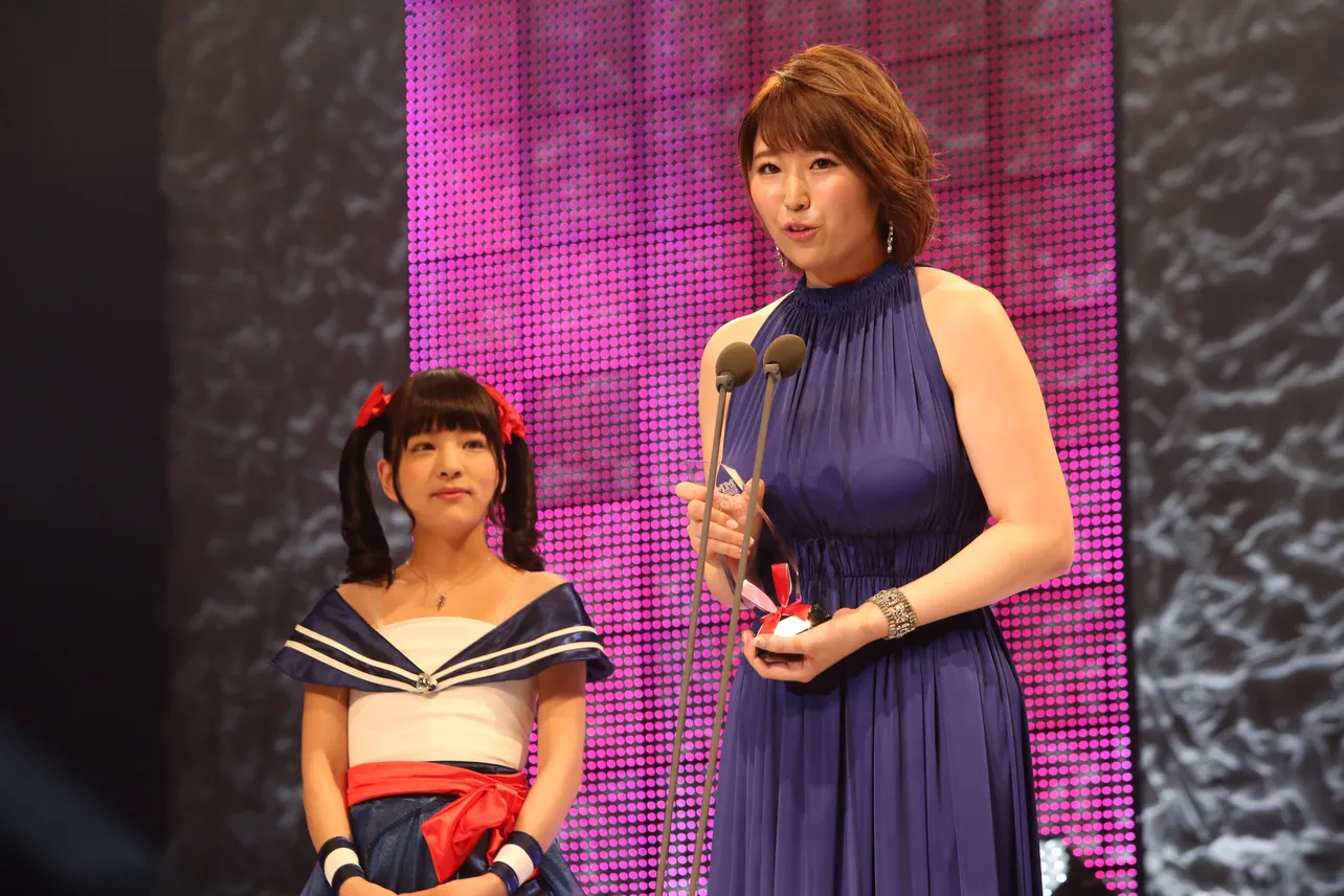 「特別賞」の松本菜奈実（右）。パロディー動画「松本菜奈実　ボインチェックでビットボイン始める」を公開して話題になったことが評価された