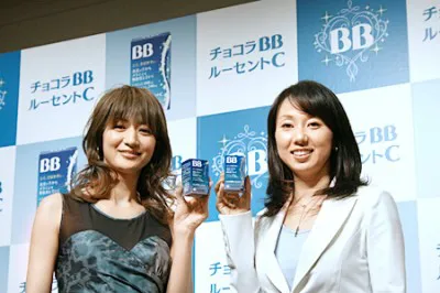 “シミケアプロジェクト”Webサイトオープン記念イベントに出席した富岡佳子と東尾理子（左から）